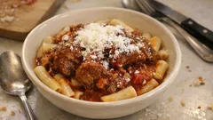 じっくり煮るだけでごちそうに。ケファロニア風山羊肉煮込みと太マカロニ