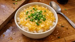 フリーズドライ玉子スープが主役：レンジでとろみを付ける「玉子あんかけ丼」簡単レシピ