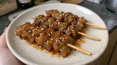 こんにゃくは凍らせると化ける:鶏皮風に焼いて甘辛だれで仕上げる簡単おつまみ