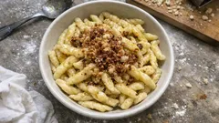 ギリシャ伝統の生パスタ「ムキエス」—生のまま茹でて、オリーブオイル×チーズで仕上げる素朴レシピ