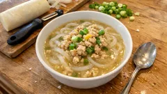 ピーラーでひらひら大根麺に：鶏ひき肉のとろみスープがやさしく沁みる