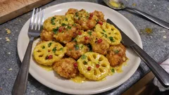 揚げ鶏とれんこんを卵黄ソースでさっと和える—甘酸っぱくて軽い、主菜にもおつまみにも