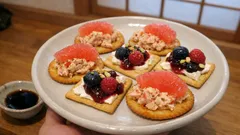 混ぜてのせるだけで華やかに：ピリ辛カニサラダ＆ベリーチーズの2色カナッペ