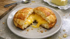 フライパンでカリッ、とろ〜り。チーズメロンパンの甘じょっぱアレンジレシピ