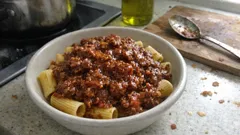 ギリシャ・ロドス島の婚礼パスタ「パスタヒウタ」—スパイス香る濃厚トマトミートソース