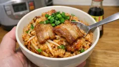 炊飯器で炊くだけ「炊き込み豚キムチご飯」—キムチ鍋の素で味が決まる