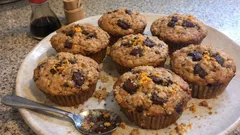 小麦粉・砂糖なしでもしっとり：はちみつ香るピーナッツバターマフィン（オレンジ＆チョコ）