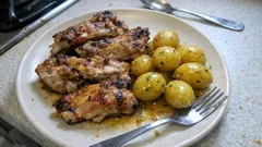 レモン×マスタードでさっぱり香ばしく：鶏スペアリブのオーブン焼きとバターポテト