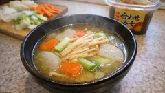 鶏がらスープでいつもの味噌汁を一新：ごま油香る中華風味噌汁の作り方