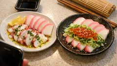 切って和えるだけ。蒲鉾がワインに合うおつまみに変わる簡単2品(タコのカルパッチョ風/ねぎごまあえ)