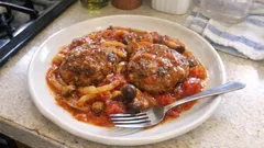 炊飯器でこねて炊くだけ：ふっくらジューシーなトマト煮込みハンバーグ