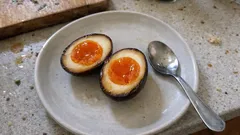 一晩でしっかり味しみ。大葉と味噌で作る、香りのいい味玉