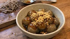 余ったゆでそばが一品に変わる：袋でもむだけの「そば団子」汁物にも甘味にも