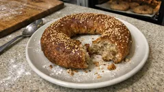 ひよこ豆の天然酵母で焼く、クレタ島の発酵パン「エフタズィモ」—ごまとスパイス香る