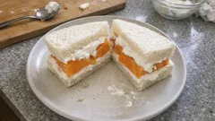 ローソン2商品で完成：たっぷり生クリームサンドに柿を挟むだけのフルーツサンド