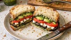 焼きなすとアボカドでごちそう感アップ。断面まできれいな野菜サンド