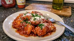 耐熱容器ひとつで完成：レンジで作る鶏もも肉のケチャップ煮（粉チーズ仕上げ）