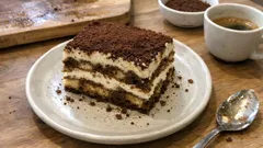 スポンジで作るティラミスケーキ:コーヒーシロップがしみる大人のご褒美