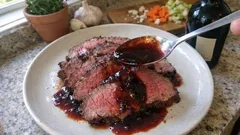 オーブンで失敗しにくいローストビーフ—赤ワイン濃厚ソースまで一緒に作る