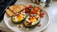 アボカドのくぼみに卵を落としてオーブンへ:ベーコン&フェタでカフェ風アボカドエッグ