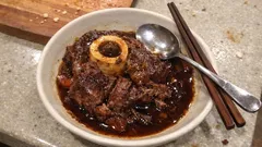 骨付き牛すね肉の赤ワイン煮込み—焼き付けから“バターで艶出し”まで、ほろり柔らかく仕上げる手順