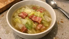 白菜とベーコンをコンソメで5分煮るだけ。ほっと温まる簡単スープ