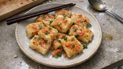 フライパン1つで外カリ中もちっ：桜えびとねぎの大根もち簡単レシピ