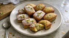 焦がしバターで香り立つ、ピスタチオのミニフィナンシェ｜卵白だけで手早く
