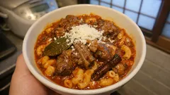 ヤギ肉のトマト煮込みのソースで仕上げる、旨み染みる「赤いマカロニ」