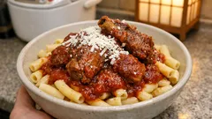 下ゆでで臭みすっきり：ギリシャの羊肉トマト煮込み「コッキニスト」を太めマカロニで