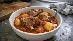 骨付きヤギ肉を香ばしく焼いてから煮込む—ギリシャの素朴なトマト煮「マニアティコ・プロトヤフニ」