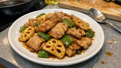 レンコン入り豚ロースのしょうが焼き風炒め：甘辛だれを煮詰めてご飯がすすむ