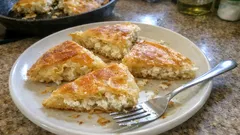 オーブンなしでパリパリ:フライパンで作るギリシャのチーズパイ「ティロピタ」