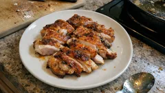 フライパン1つで皮パリッ：重しで仕上げるジューシー鶏ももチキンの焼き方