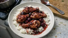 手羽元がほろっと柔らかい、甘口赤ワインとサワーチェリーの煮込みレシピ