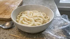 冷凍うどんが熱湯30秒で“もっちり”：鍋もザルも使わない時短ワザ
