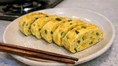 たくあんの食感がいい仕事する：10分で作れる「たくあん入り玉子焼き」お弁当にも朝ごはんにも