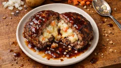 切った瞬間ほくほく!ポテトサラダ入りハンバーグの作り方(チーズでコクUP)