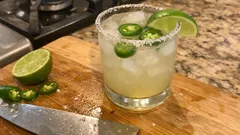 ハラペーニョでピリ辛爽快：塩リムが決まるスパイシー・マルガリータの簡単レシピ