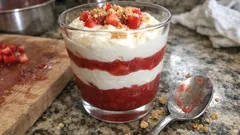 混ぜて煮て重ねるだけ：いちごのクーリとクリームチーズのふんわりグラスデザート