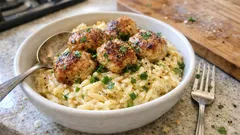 フライパンひとつで濃厚に:鶏ミートボールとオルゾのパルメザン煮込み