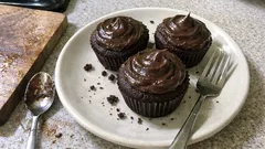 グルテンフリーでも満足感たっぷり：アボカドチョコフロスティングのヴィーガンカップケーキ