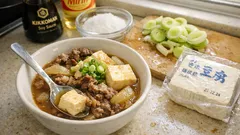 レンジ6分でここまでおいしい、甘辛だれがしみる肉豆腐