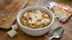 カップスープで手軽に満足：焼きもちとチーズで作るオニオングラタン風スープ