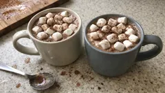 アイス1個で濃厚ホットチョコに：レンジで作るあったかチョコドリンク