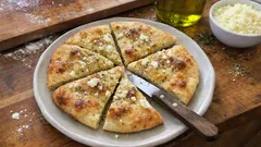 オリーブオイル香るギリシャの平焼きパン「ラドピタ」—チーズたっぷり、発酵短めで作りやすいレシピ