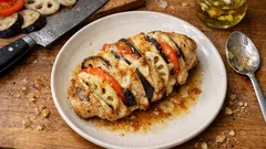 鶏むね肉がごちそうに変わる:野菜とチーズを挟んで焼く「ハッセルバックチキン」