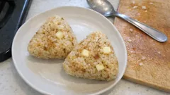 ボウルひとつで簡単：おかか×チーズのカレーおむすび（めんつゆで味決まる）