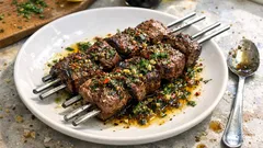 BBQが盛り上がる、牛ステーキの串焼き：レモン×バルサミコのハーブソースでさっぱり