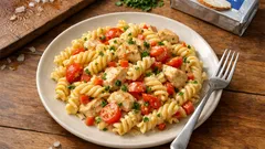 フジッリにソースがしっかり絡む：鶏むね×クリームチーズの彩りチキンパスタ